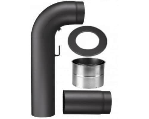 Das Bild zeigt ein schwarzes Rauchrohr-Set für einen Kaminofen. Es besteht aus einem gebogenen Rohr, einem geraden Rohrabschnitt, einer Dichtung und einem Verbindungsstück aus Metall. Diese Komponenten sind essenziell für die sichere Installation eines Holzofens. Sie ermöglichen eine effiziente Abführung der Rauchgase und tragen zur sicheren Nutzung des Kaminofens bei.