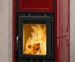 De afbeelding toont een gedetailleerd fragment van een houtkachel. De focus ligt op de deur van de kachel met een groot, helder glasvenster waardoor levendige vlammen zichtbaar zijn. De houtkachel heeft een elegante, rode bekleding die warmte en stijl in elke ruimte brengt. Dit detailbeeld benadrukt de kwaliteit en het esthetische ontwerp van de houtkachel. Perfect voor gezellige avonden met een moderne houtkachel.