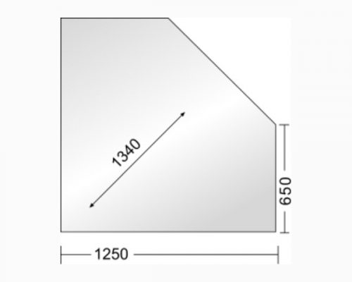Das Bild zeigt eine fünfeckige Glasplatte, die als Bodenschutz für einen Kaminofen dienen kann. Die Maße der Platte betragen 1250 mm in der Breite und 650 mm in der Höhe, mit einer diagonalen Länge von 1340 mm. Diese Glasplatte bietet eine elegante und sichere Basis für Ihren Holzofen, um den Boden vor Hitze und Asche zu schützen. Ideal für jeden, der seinen Wohnraum mit einem Kaminofen ausstatten möchte.