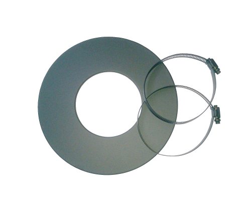 Das Bild zeigt eine graue Aluflexrosette, die zum Abdecken und Verschönern von Rohrdurchführungen bei Kaminöfen dient. Sie ist rund und hat eine zentrale Öffnung, passend für verschiedene Rohrgrößen. Außerdem sind zwei Befestigungsschellen abgebildet, die zur sicheren Montage beitragen. Dieses Zubehör ist eine praktische Ergänzung für jeden Holzofen und sorgt für ein sauberes und ansprechendes Erscheinungsbild des Ofenrohrs.
