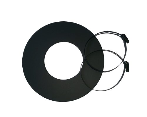 Das Bild zeigt eine schwarze Aluflexrosette. Diese Rosette ist rund und für den Anschluss eines Kamin- oder Holzofens geeignet. Sie bietet eine elegante und funktionale Lösung zur Abdeckung von Rohrdurchführungen und passt in ein modernes Kaminofen-Design. Die matte Optik sorgt für eine edle Erscheinung, die ideal für verschiedene Ofensettings geeignet ist.