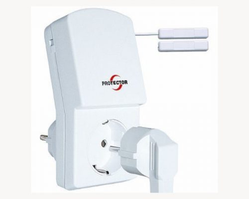 Das Bild zeigt ein weißes elektrisches Zubehörgerät für Kaminöfen, das in eine Steckdose eingesteckt wird. Es handelt sich um einen Schutzstecker, gestaltet mit dem Logo „Protector“ auf der Oberfläche. Der Stecker verfügt über zusätzliche Funktionen, die zu sehen sind, und könnte zur Sicherheit oder Steuerung eines Kaminofens beitragen. Ein unverzichtbares Zubehör, um die Nutzung eines Holzofens zu optimieren und sicherer zu gestalten.