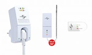 Das Bild zeigt ein Set von Zubehör für Kaminöfen. Links ist ein Steckdosenadapter mit LED-Anzeigen zu sehen. In der Mitte befindet sich ein schmaler Empfänger oder Sender mit einem längeren Kabel, etwa 100 cm lang. Rechts ist ein kleines, flaches Gerät mit einem Schalter. Diese Zubehörteile unterstützen die sichere und effiziente Nutzung eines Kaminofens. Ideal für Holzofen-Besitzer, die auf moderne Technik setzen.