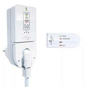 Das Bild zeigt ein Zubehörteil für einen Kaminofen, bestehend aus einem elektronischen Steckdosenzubehör und einem Sensor. Das Gerät ist hauptsächlich weiß mit einigen farbigen LED-Anzeigen. Es kann wahrscheinlich verwendet werden, um den Betrieb eines Holzofens zu überwachen oder zu steuern. Dieses Zubehör ist eine nützliche Ergänzung für einen Kaminofen, um die Sicherheit und Effizienz zu verbessern.
