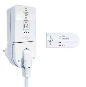 Das Bild zeigt ein Zubehörteil für einen Kaminofen, bestehend aus einem elektronischen Steckdosenzubehör und einem Sensor. Das Gerät ist hauptsächlich weiß mit einigen farbigen LED-Anzeigen. Es kann wahrscheinlich verwendet werden, um den Betrieb eines Holzofens zu überwachen oder zu steuern. Dieses Zubehör ist eine nützliche Ergänzung für einen Kaminofen, um die Sicherheit und Effizienz zu verbessern.