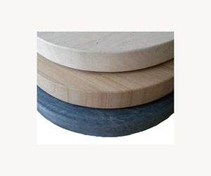 Das Bild zeigt drei unterschiedliche Topplatten für Kaminöfen in den Farben Creme, Speck und Sand. Diese Aufsätze ermöglichen eine individuelle Anpassung des Kaminofens und bieten eine elegante Ergänzung zur Ofenoptik. Die Topplatten sind in verschiedenen Materialien gehalten und tragen zu einem ansprechenden Design und einer funktionalen Oberfläche des Holzofens bei.