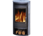 Moderner Kaminofen aus Speckstein mit sichtbarem Feuer und Holzfach im unteren Bereich.