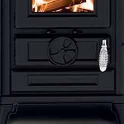 Nærbillede af en sort brændeovn med fokus på en åben askeskuffe og et sølvfarvet håndtag.