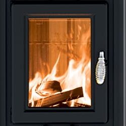 Nærbillede af en brændeovnsskive med synlige flammer. Håndtaget kan ses til højre.