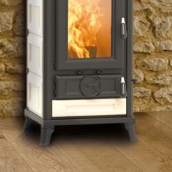 Beige Sofia Evo-brændeovn med synlige flammer foran en rustik stenvæg på et trægulv.