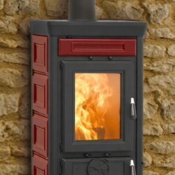 Rød Sofia Evo Maiolica-brændeovn med synlig flamme, omgivet af en beige stenmur.