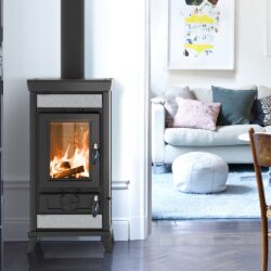 Houtkachel in de woonkamer, brandend vuur zichtbaar, moderne stijl, lichte inrichting met bank en decoraties.