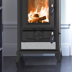 Kachel met brandend hout binnenin, duidelijk zicht op de aslade onderaan. Elegant en functioneel.