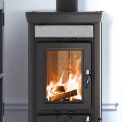 Houtkachel "Sofia Stone" in detail: Zwart design met een groot glazen paneel dat een levendig vlammenspel laat zien.