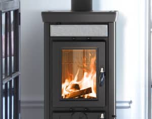 Brændeovnen "Sofia Stone" i detaljer: Sort design med en stor glasplade, der viser et livligt flammespil.