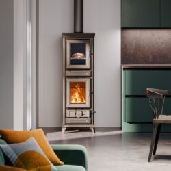 Moderne brændeovn i et stilfuldt køkken-alrum med store glasruder og metalaccenter, der brænder synligt.