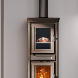 Komfur med bagerum, øverste rum viser stegning bag glas, nederste rum med synlige flammer.