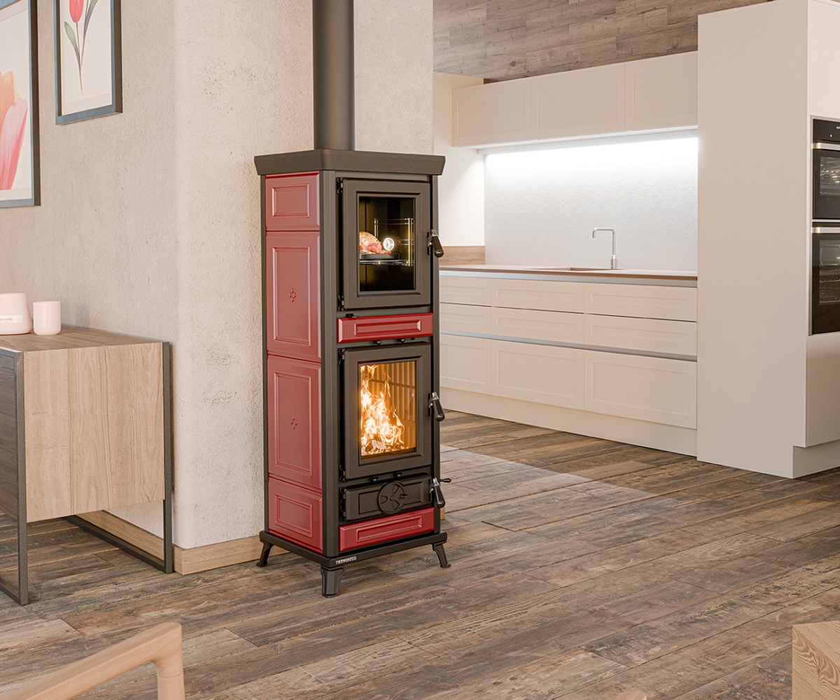 agnese_maiolica_1920x1080 Rode houtkachel in de woonkamer, rechtopstaande vorm met glazen deur, houten lambrisering en zwarte pijp, moderne achtergrond.