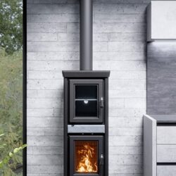 Kachel met kijkvenster, brandend vuur in het onderste gedeelte, modern ontwerp voor een grijze betonnen muur.