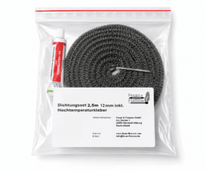 Tætningssæt i gennemsigtig emballage med grå tætningssnor, højtemperaturlim i rød tube og nål. Feuer & Flamme GmbH-logoet er synligt.