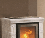 Kaminofen mit weißer Keramikverkleidung und brennendem Feuer hinter einer Sichtscheibe. Elegantes Design mit dekorativen Mustern.