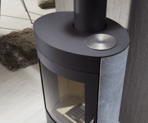 Houtkachel met speksteenbekleding, ronde roestvrijstalen warmhoudplaat aan de bovenkant, kijkruit en een modern ontwerp, geplaatst in de woonkamer.