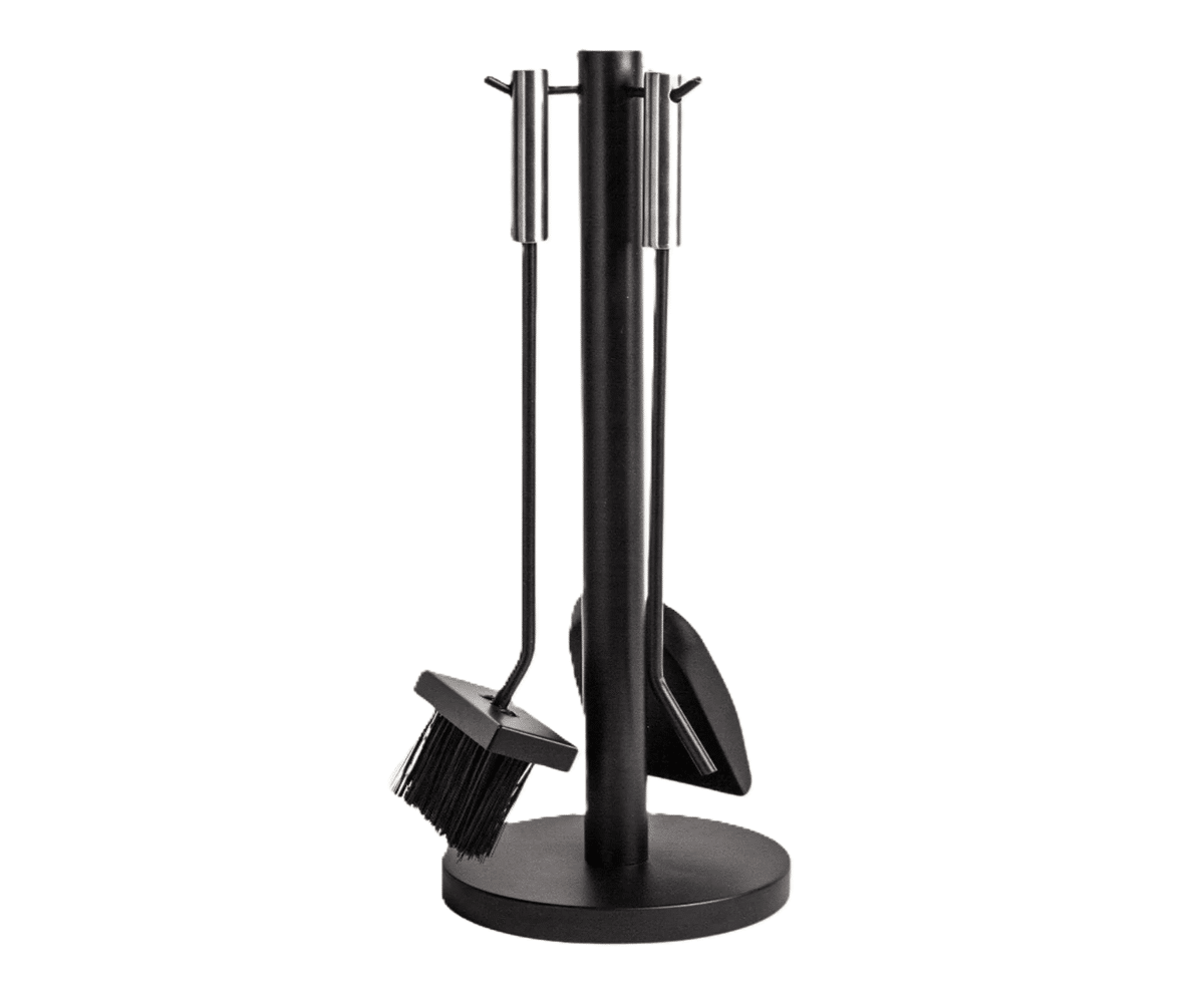 Aduro_proline_1_pejsesæt Pejsebestiksæt med kost, skovl og holder i sort metal og med håndtag i rustfrit stål. Elegant design, ideelt til vedligeholdelse af pejsen.