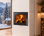 Moderner Kaminofen mit brennendem Feuer hinter einer Glasscheibe, im Hintergrund verschneite Berge und Bäume. Innenraum mit Holzlager und Dekoration.