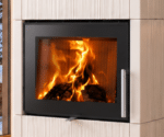 Brennender Kaminofen mit großer Sichtscheibe, die Flammen und Holzscheite zeigt. Moderner Rahmen mit silbernem Griff an der Seite.